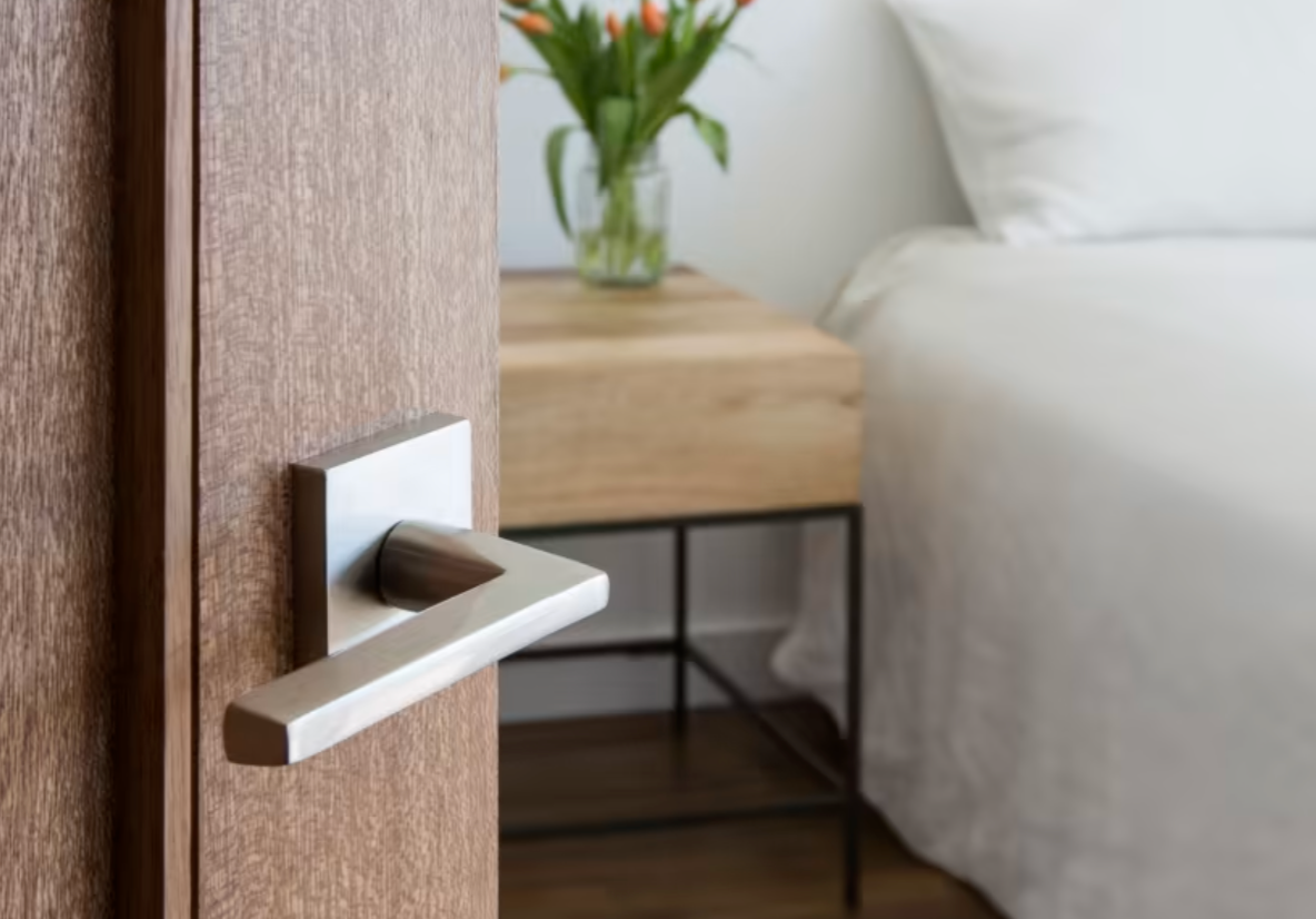 CERRADURA DE BAÑO CON MANIJA HELIOS NIQUEL SATIN EMTEK DERECHA